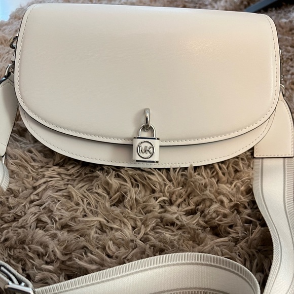 NWOT Michael Kors Mila Medium Leather Messenger Bag in Optic White - Picture 3 of 12